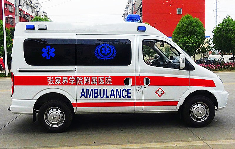 上汽大通V80短轴中顶救护车