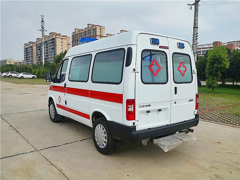 江铃特顺短轴中顶柴油版救护车