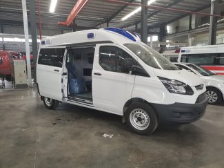 为保障用户尽早用车，夜间依然加班生产福特全顺救护车