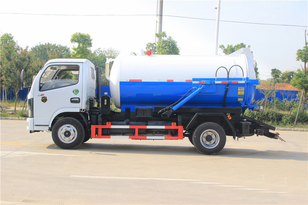 国六4.5方东风D6 吸污车