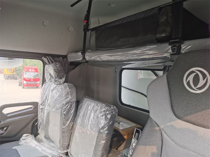 天锦KR高顶双卧冷藏车