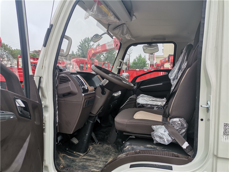 国六 江铃凯运4.2米肉钩冷藏车