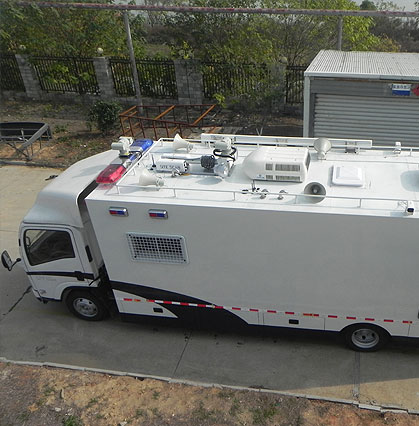 大型通信指挥车