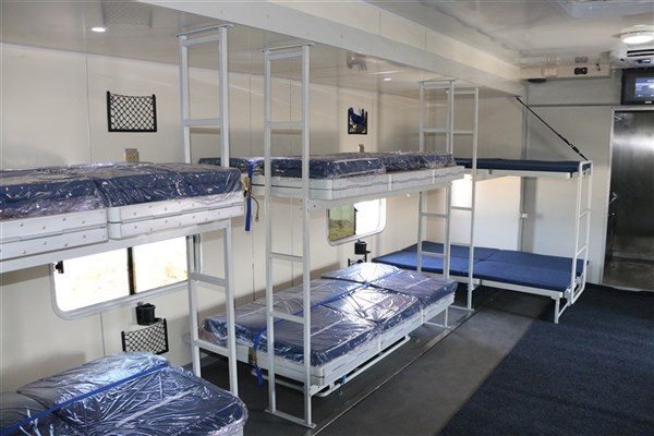 重汽后八轮28人宿营车